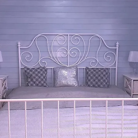 Florens, Casa de hóspedes Nesvady