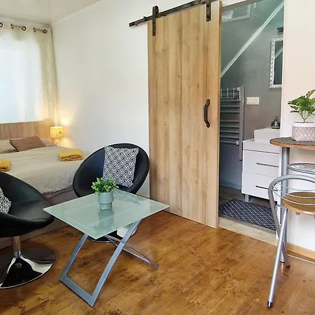 Florens, Guest house Nesvady